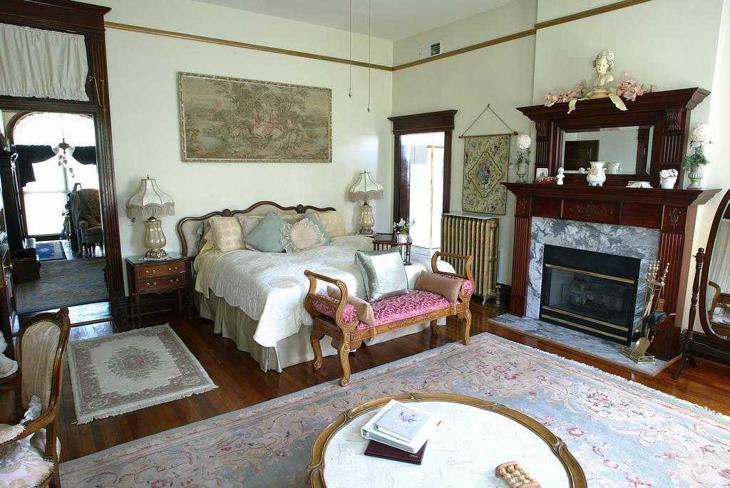 Beall Mansion An Elegant Bed & Breakfast Inn Alton Habitación foto